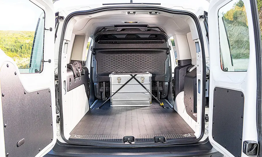 VW Caddy Flexible (2024) VW Caddy Flexible (2024); Innenansicht; Laderaum; geöffnete Hecktüren