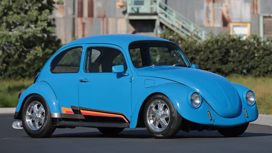 Der VW Cal-Look-Käfer stehend von schräg vorne.