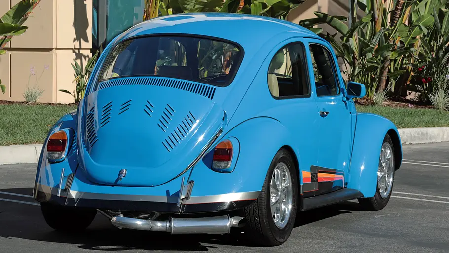 Der VW Cal-Look-Käfer stehend von hinten.