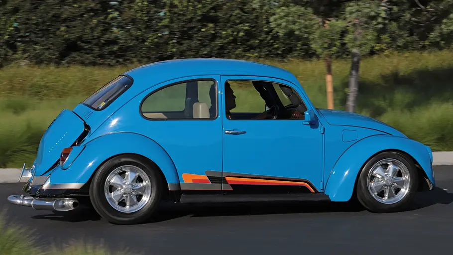 Der VW Cal-Look-Käfer fahrend seitlich.