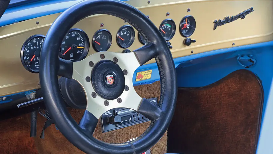 Das Cockpit des VW Cal-Look-Käfer.