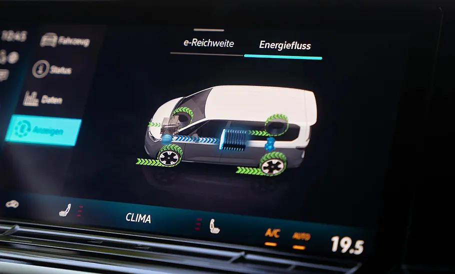 VW California 1.5 eHybrid 4Motion (2025) Das Detailfoto zeigt die Ladeanazeige im Armaturenbrett des VW California 1.5 eHybrid 4Motion (2025).