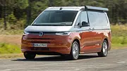 Die fahrdynamische Aufnahme zeigt den VW California 1.5 eHybrid 4Motion (2025) von schräg vorne. - Foto: Tim Bodenstedt