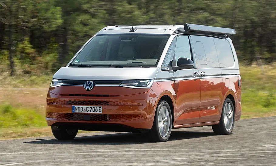 VW California 1.5 eHybrid 4Motion (2025) Die fahrdynamische Aufnahme zeigt den VW California 1.5 eHybrid 4Motion (2025) von schräg vorne.