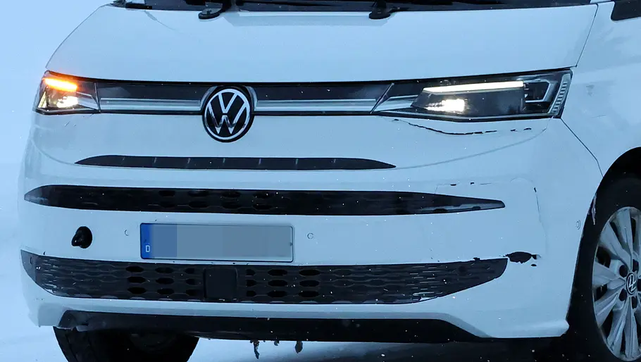 Die Frontschürze des Erlkönigs des VW California Facelift im Detail.