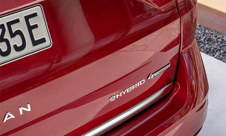 VW T7 California PHEV (2024): Das Detailfoto zeigt eine Heckansicht mit Modellbezeichnung.