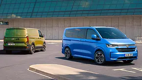 Der VW Transporter stehend von hinten fotografiert, der VW Caravelle von schräg vorne. - Foto: VW/Collage: AUTO ZEITUNG