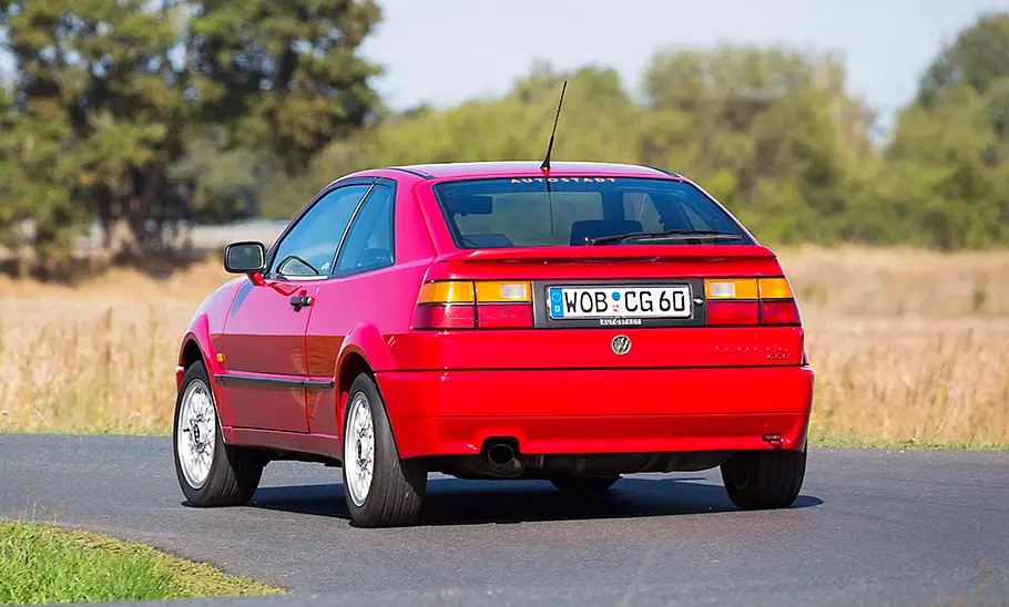 VW Corrado in Kurvenfahrt von hinten
