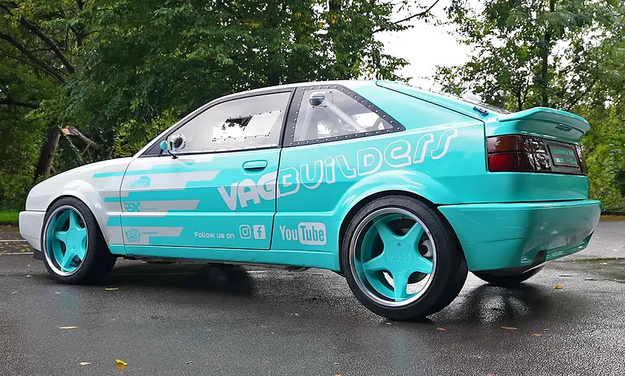 Der VW Corrado TDI 4Motion stehend von schräg hinten.
