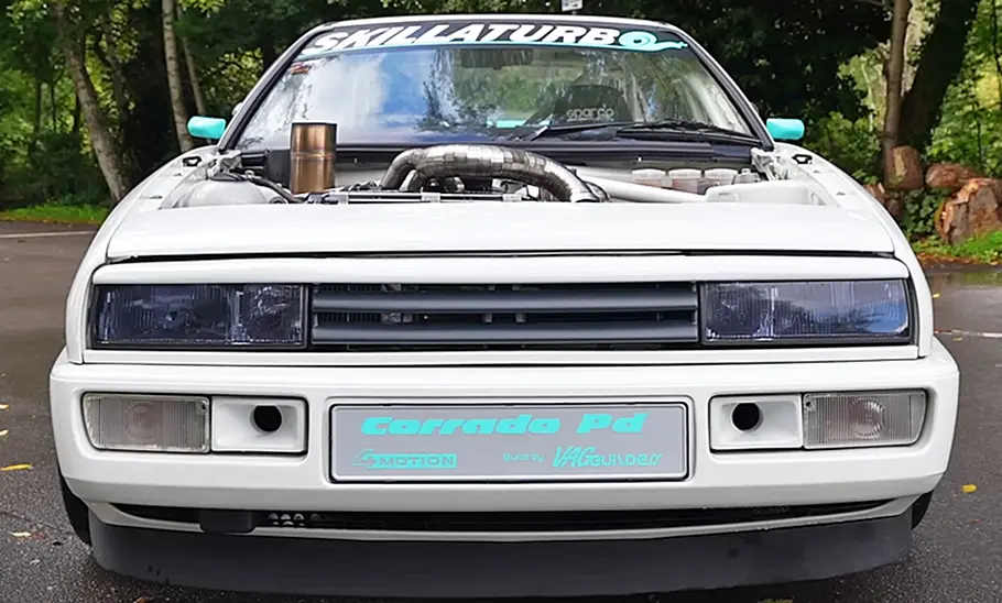 Der VW Corrado TDI 4Motion stehend von vorne.