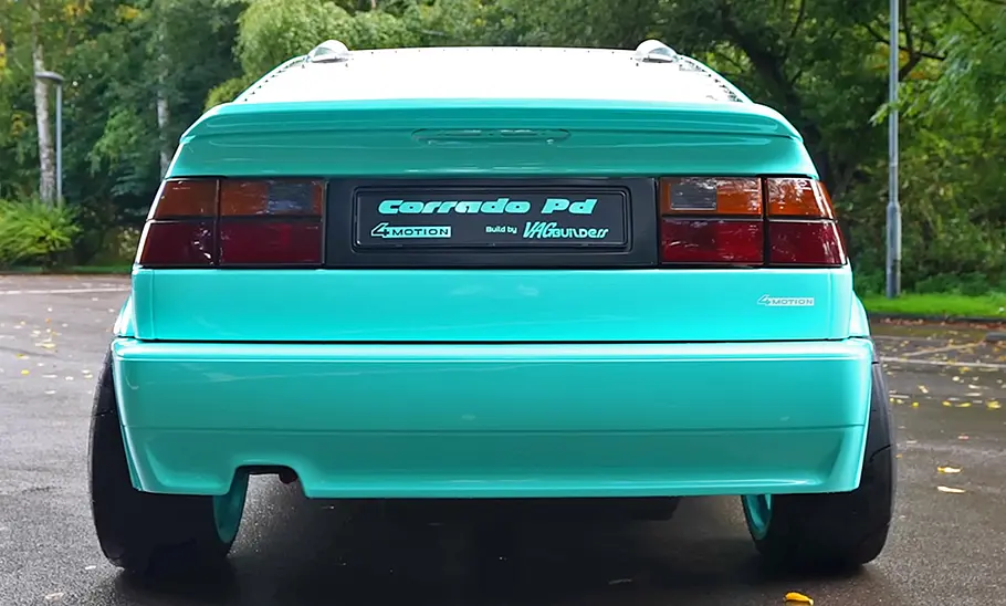 Der VW Corrado TDI 4Motion stehend von hinten.