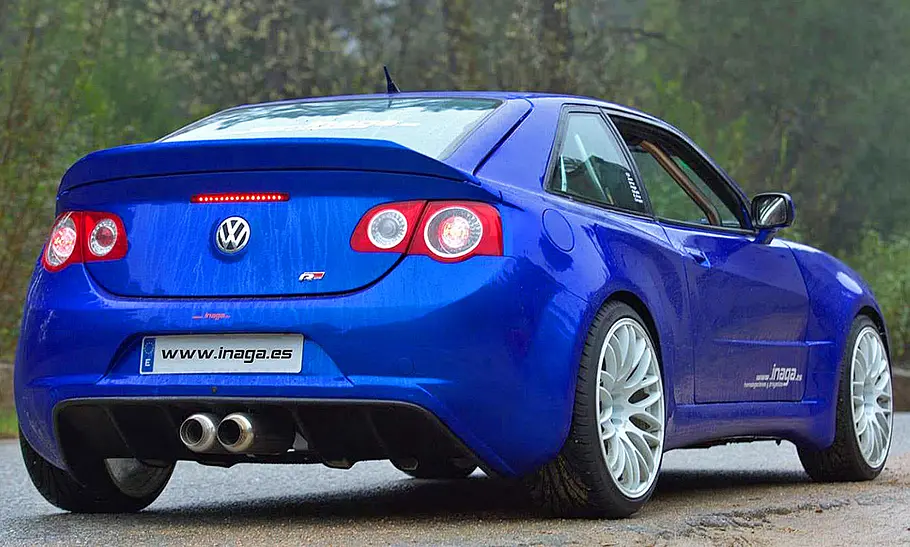 Der VW Corrado von Inaga stehend von schräg hinten.