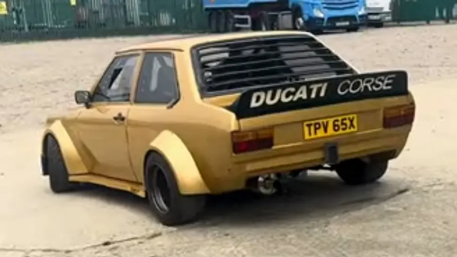 VW Derby mit Ducati-V4, fotografiert von schräg hinten.