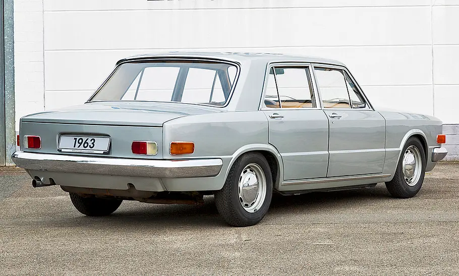 VW EA 128 Der VW EA 128 stehend von schräg hinten.