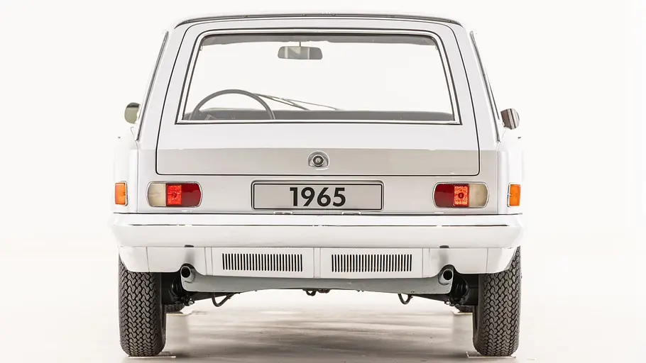 Der VW EA128 Variant stehend von hinten.