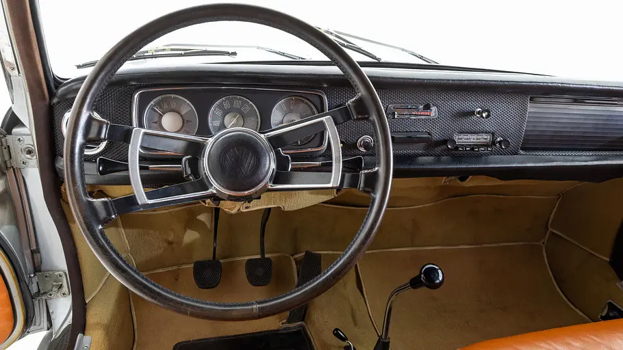 Das Cockpit des VW EA128 Variant.