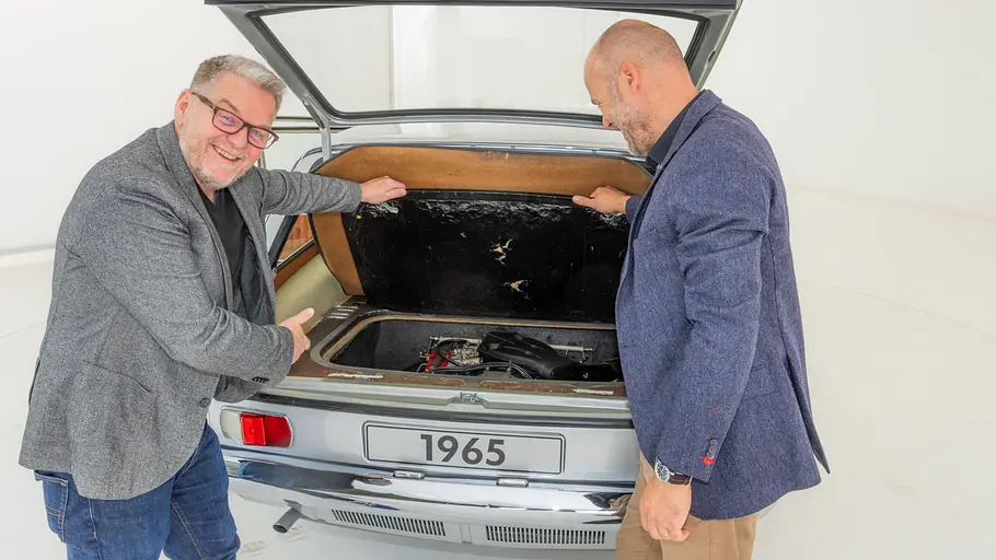 Andreas Mindt und Stefan Wallburg zeigen den Motor des VW EA128 Variant.