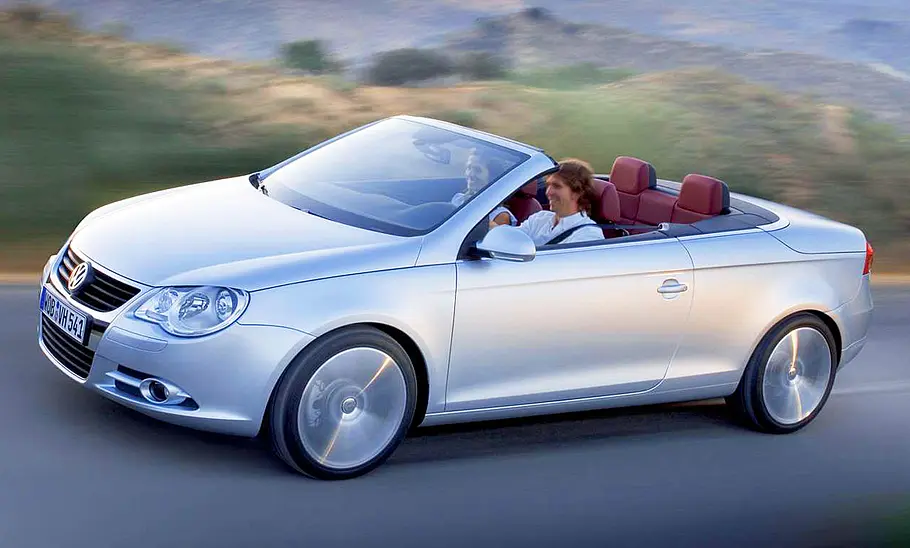 Der VW Eos fahrend in der Seitenansicht.