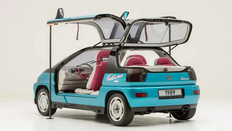 VW Futura mit geöffneten Türen statisch von schräg hinten fotografiert. 