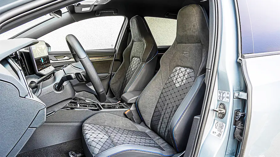 Blick auf die Vordersitze im Innenraum des VW Golf.