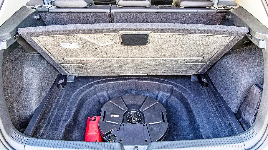 Blick in den Kofferraum des VW Golf.