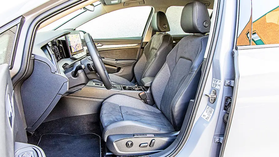 Blick auf die Vordersitze im Innenraum des VW Golf.
