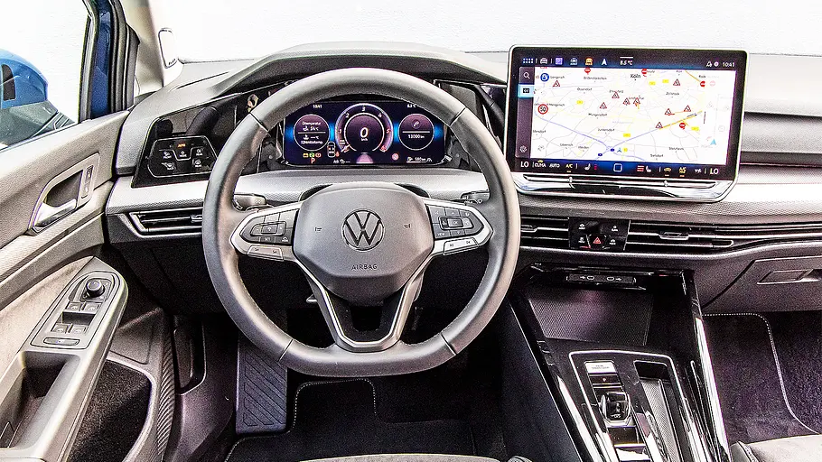VW Golf Blick auf die Armaturen im Innenraum des VW Golf.