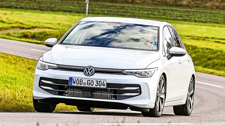 VW Golf Blick von schräg vorne auf den fahrenden VW Golf.