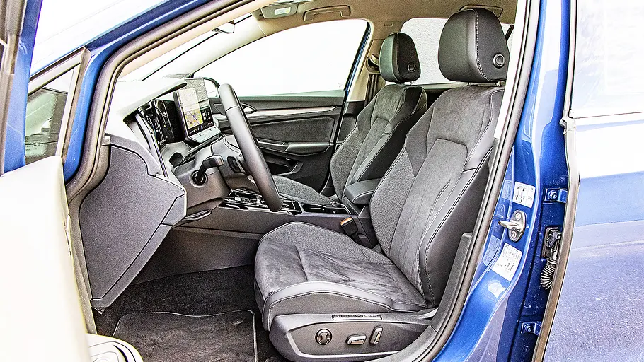 VW Golf Blick durch die geöffnete Seitentür in das Cockpit des VW Golf.