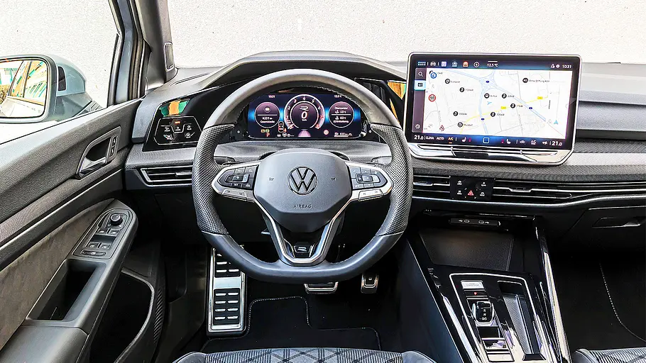 Blick auf die Armaturen im Innenraum des VW Golf.
