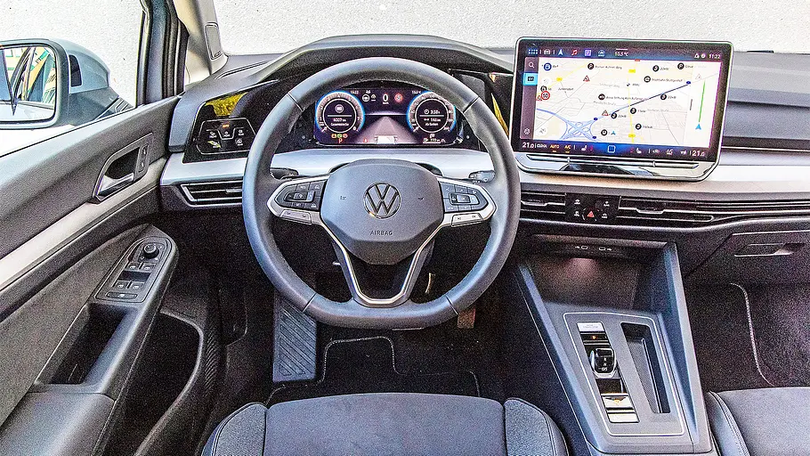 Blick auf die Armaturen im Innenraum des VW Golf.