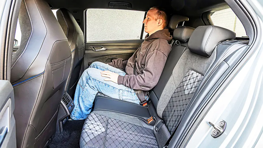 Blick auf die Fondsitzbank im Innenraum des VW Golf.