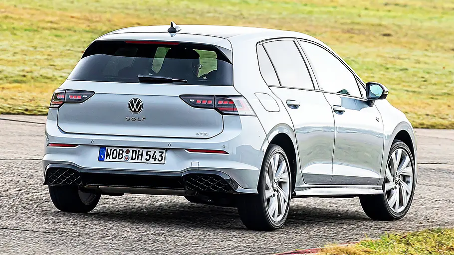 Blick von schräg hinten auf den fahrenden VW Golf.