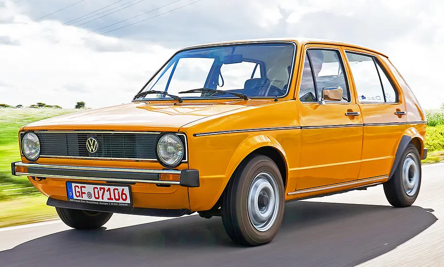 Ein fahrender VW Golf fahrend von vorne.