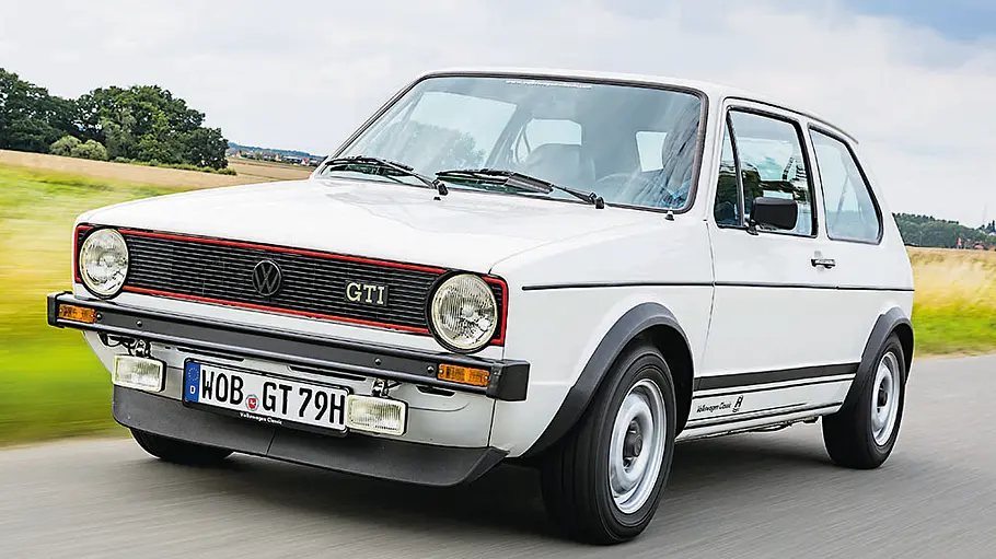 Der VW Golf 1 GTI fahrend von schräg vorne fotografiert.
