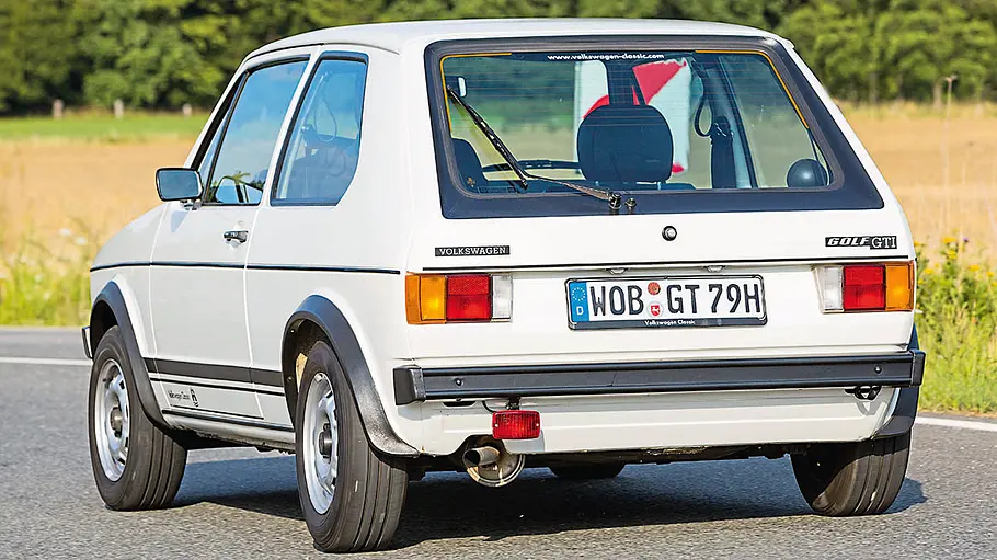 Der VW Golf 1 GTI fahrend von schräg vorne fotografiert.