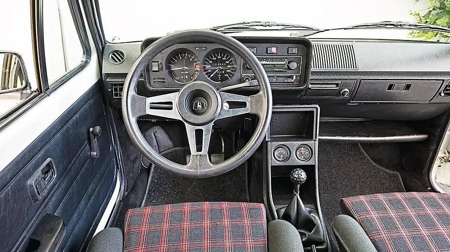 Das Cockpit des VW Golf 1 GTI.