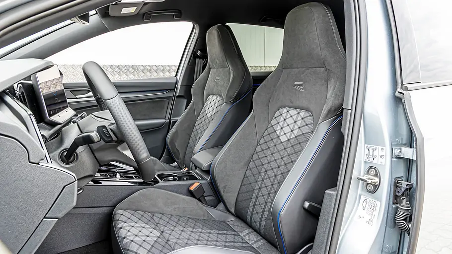 Die Sportsitze des VW Golf R-Line mit integrierten Kopfstützen.