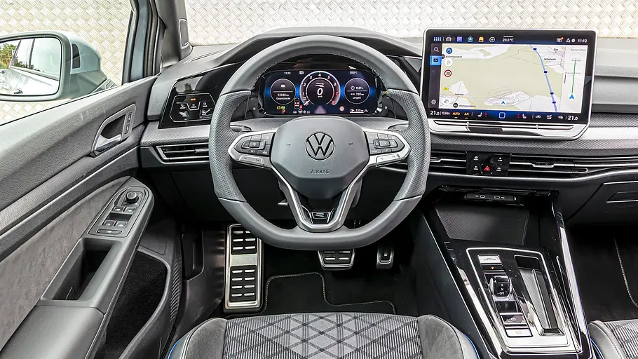 Das Cockpit eines VW Golf zeigt ein Multifunktionslenkrad, digitale Instrumente, einen Navigationsbildschirm und die Mittelkonsole.