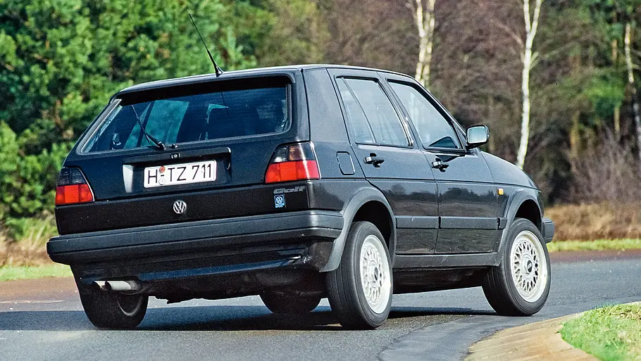 VW Golf 16V G60 Limited fahrend von schräg hinten fotografiert.
