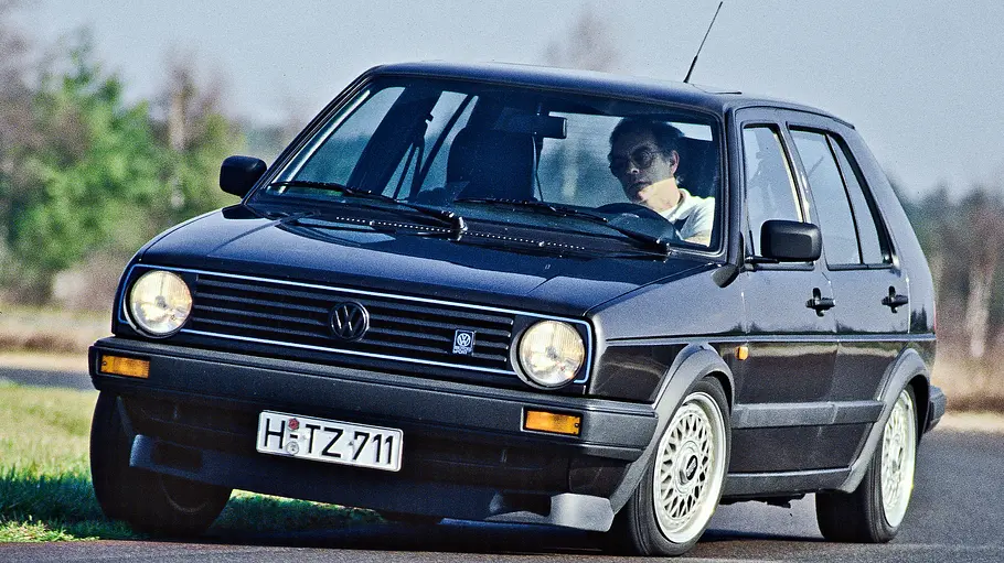 VW Golf 16V G60 Limited fahrend von schräg vorne fotografiert. 