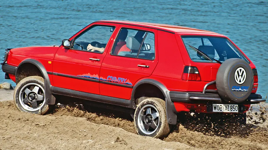 VW Golf 2 Country fahrend von schräg hinten fotografiert.