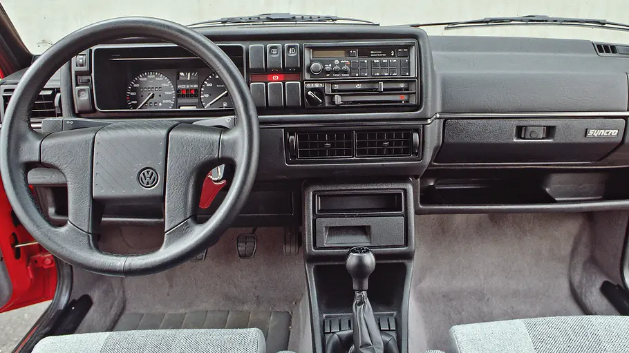 Das Cockpit des VW Golf 2 Country.