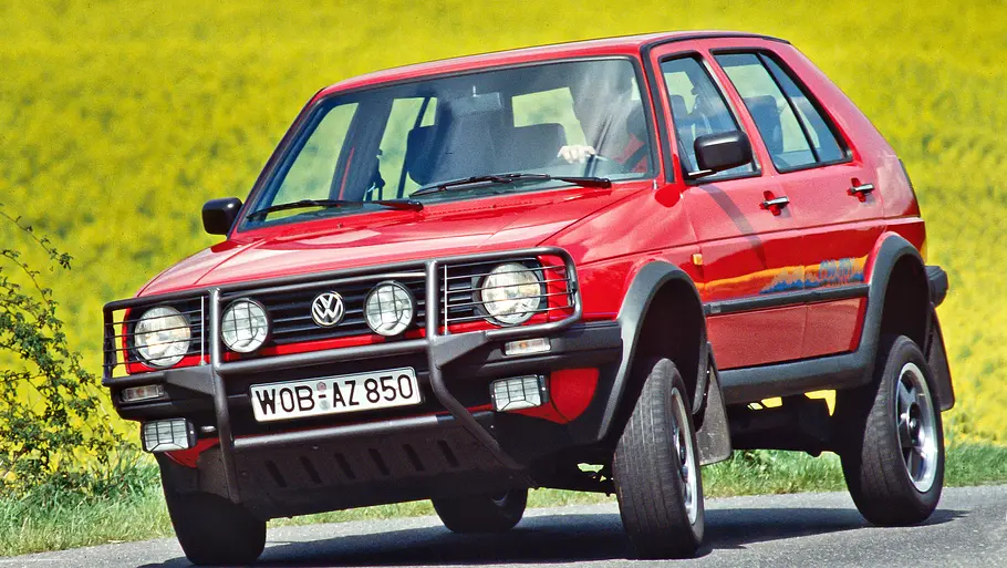 VW Golf 2 Country fahrend von schräg vorne fotografiert  