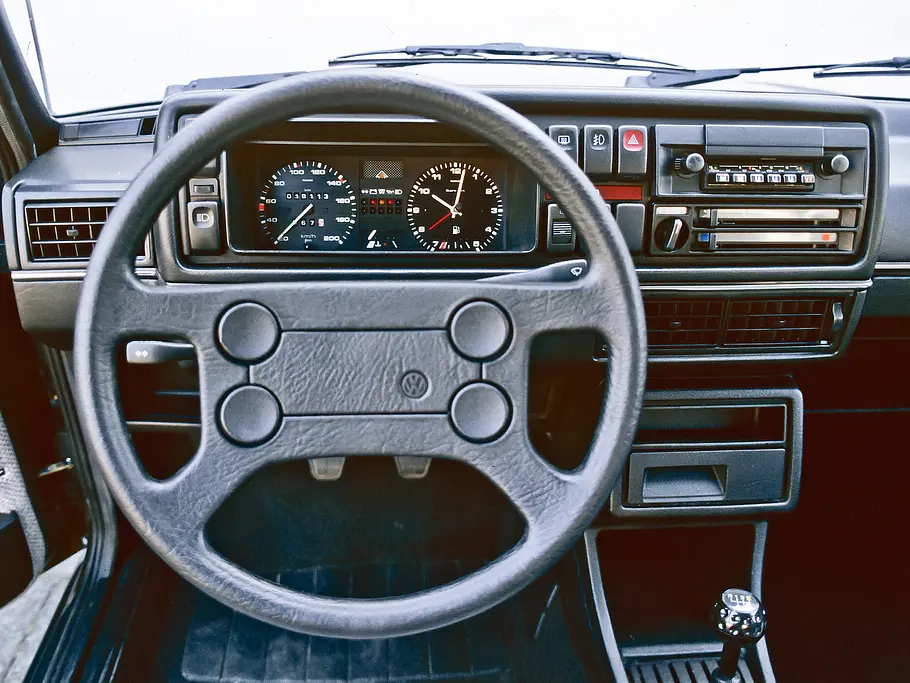 Das Cockpit des VW Golf 2 GTD. 