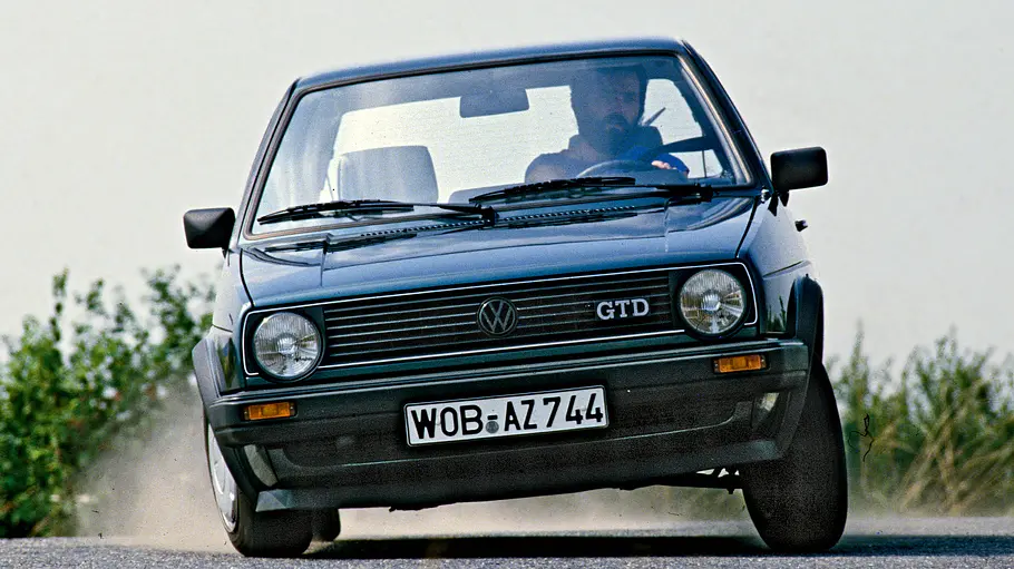 VW Golf 2 GTD fahrend von vorne fotografiert.
