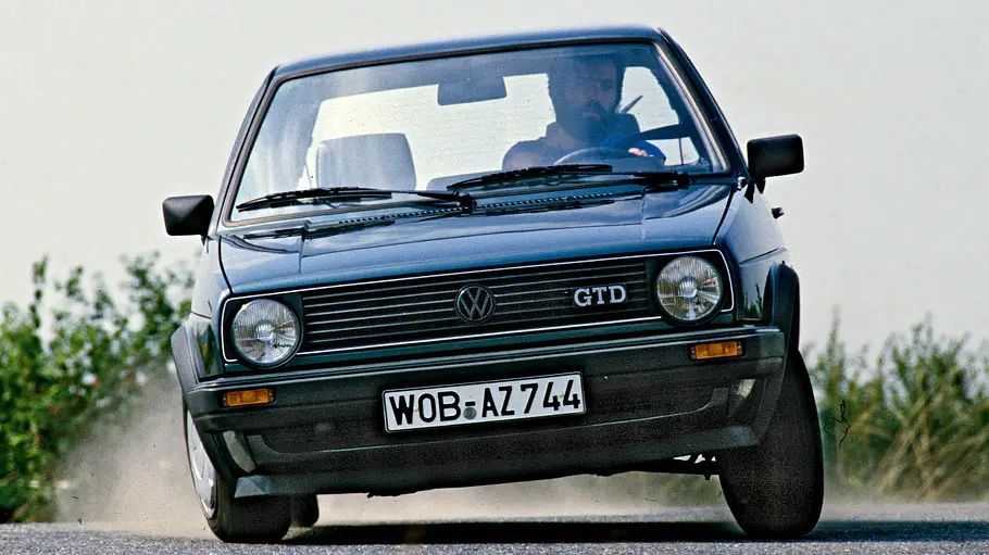 VW Golf 2 GTD fahrend von schräg vorne fotografiert.