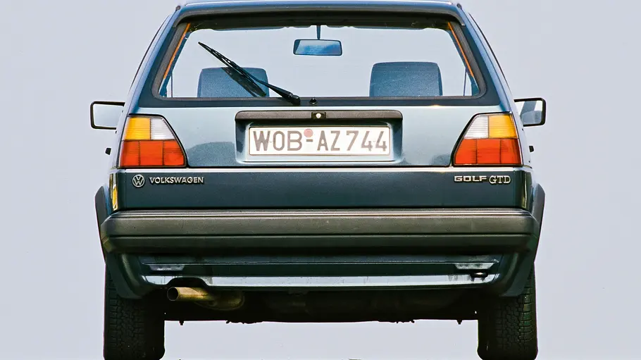 VW Golf 2 GTD statisch von schräg hinten fotografiert.