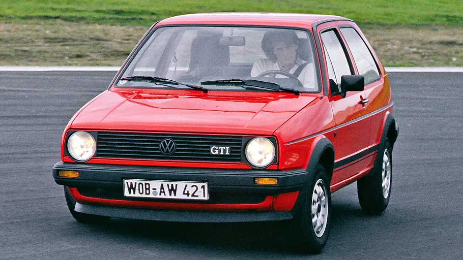 VW Golf 2 GTI fahrend von schräg vorne fotografiert.