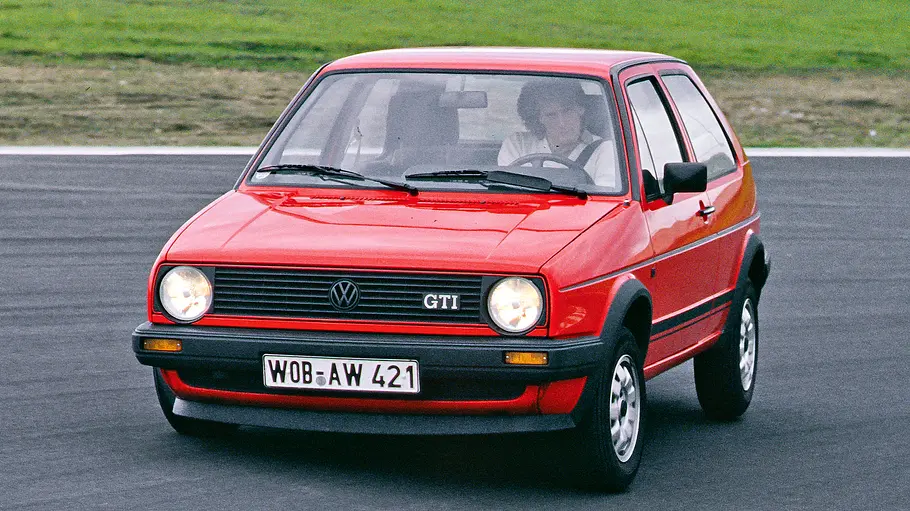 VW Golf 2 GTI fahrend von schräg vorne fotografiert  